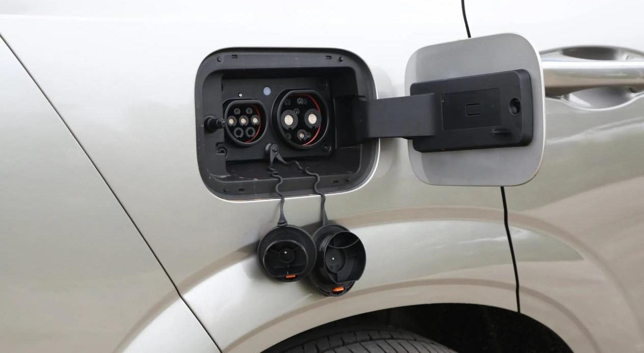 0跑C11的开灯开关在哪里？